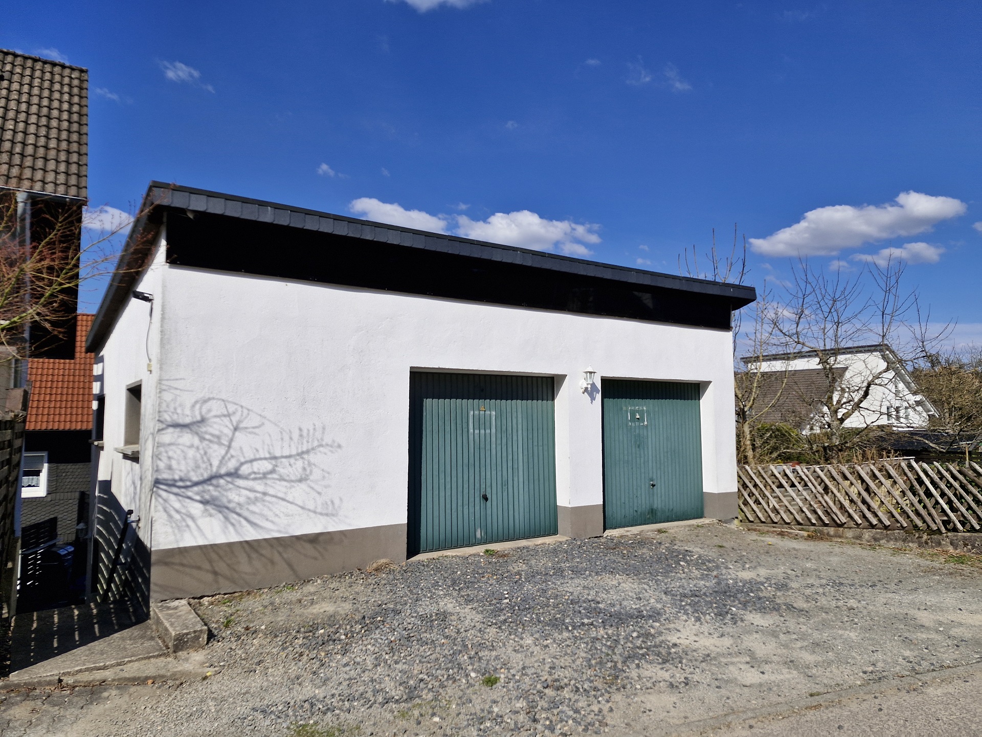 unterkellertes Garagengebäude